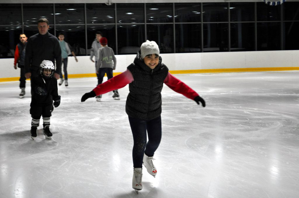 катание на коньках. спорт зимой. каток в парке терешковой челябинск. открытое катание. катание на коньках.
