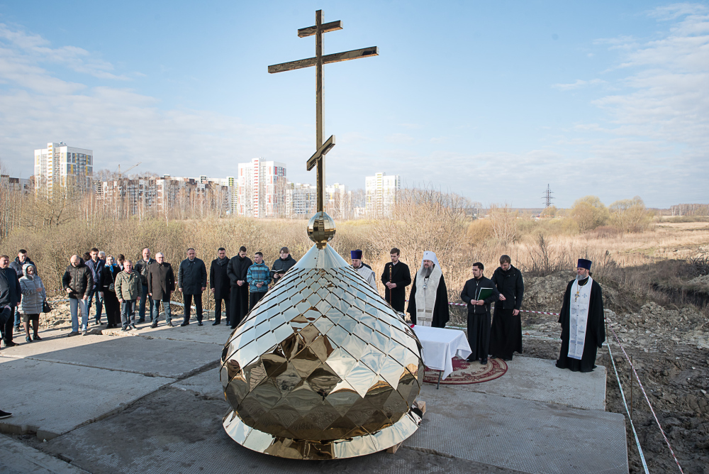 Крест на куполе в Дивеево